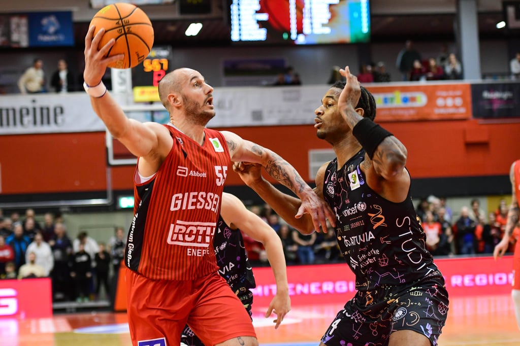 McMullen-wird-zum-sp-ten-Baskets-Helden-M-nster-berrascht-in-Gie-en