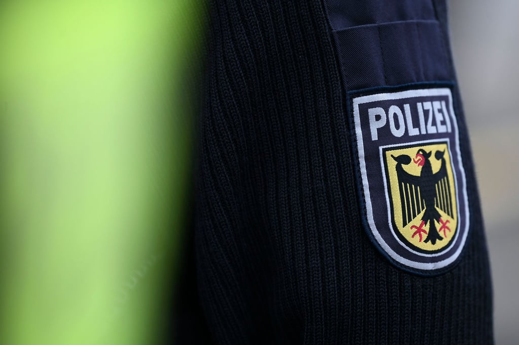 Mann-verletzt-unter-Drogeneinfluss-Polizisten-im-Gesicht