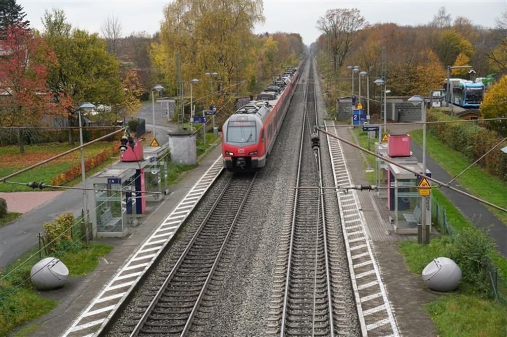 Unbekannte-sprengen-Fahrkartenautomat-am-Bahnhof-in-Albachten