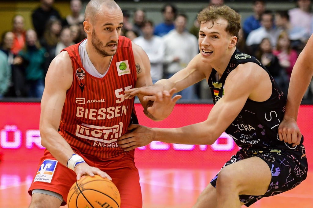 Ausfall-R-ckstand-und-Tumulte-Die-Uni-Baskets-bestehen-in-Gie-en