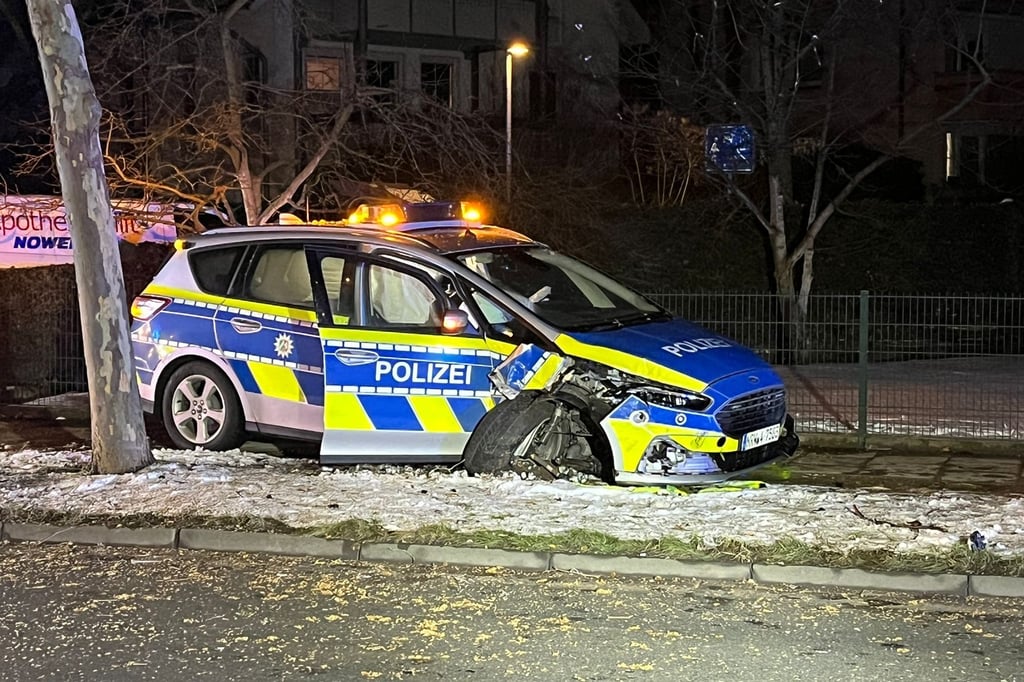 Streifenwagen und Auto zusammengekracht