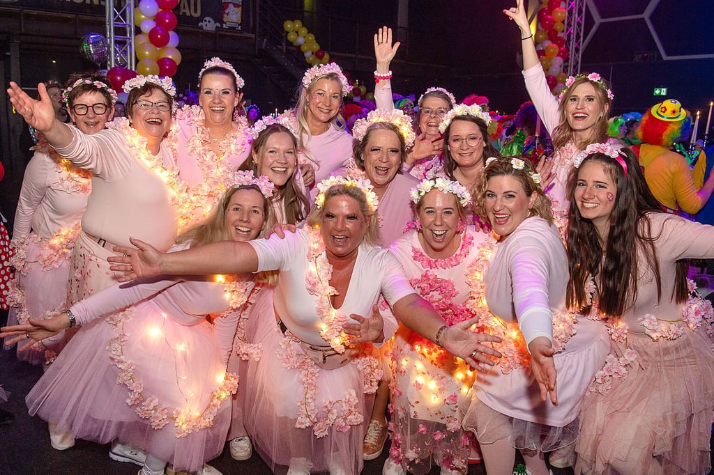 Party-pur-bei-der-Damensitzung-der-KG-B-se-Geister