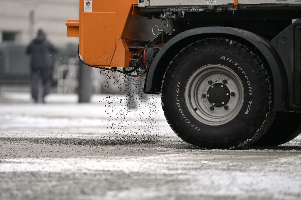 Streuwagen-verliert-in-Mechernich-l-Stra-en-gesperrt