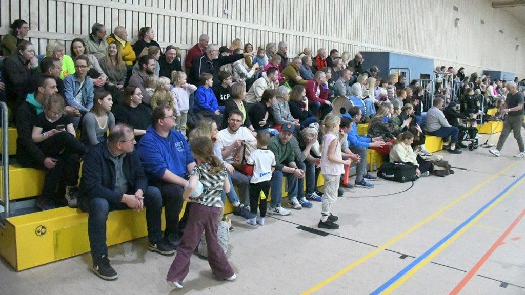 Volles Haus: Die Baumberge Sporthalle platzte beim Top-Spiel zwischen SW Havixbeck und Arminia Ochtrup aus allen Nähten. Die Zuschauer sahen einen Krimi mit dem besseren Ende für die Schwarz-Weißen.