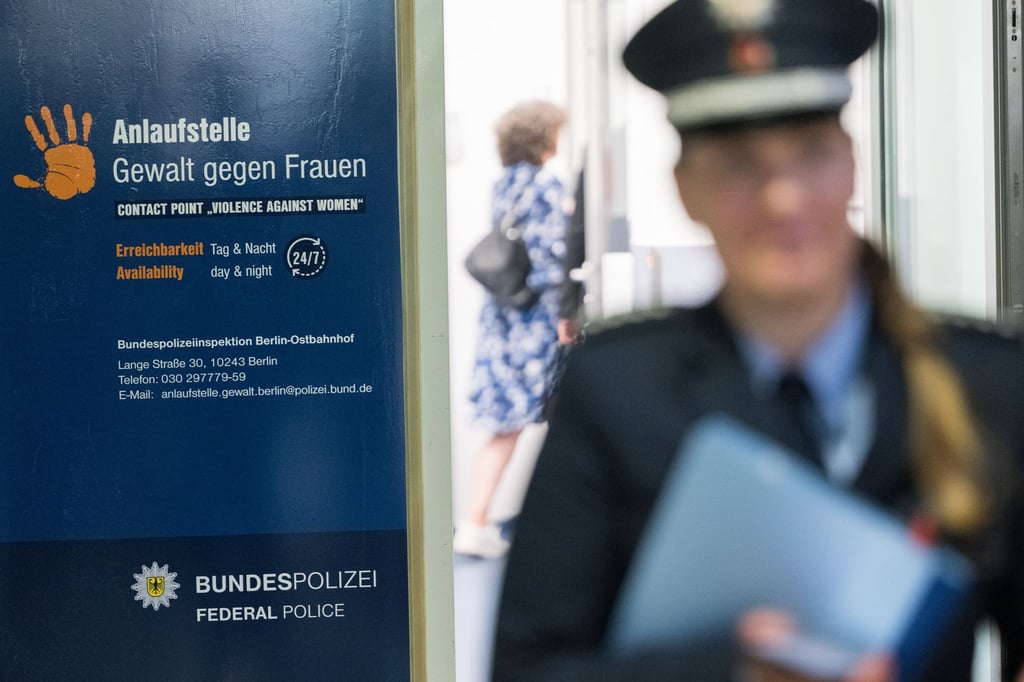 Bundespolizistinnen-beraten-Gewaltopfer-Arzt-oder-Anzeige-