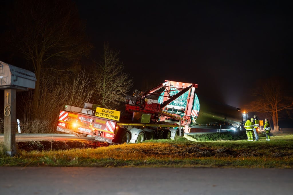 Schwertransporter-rutscht-in-Graben-B475-stundenlang-dicht