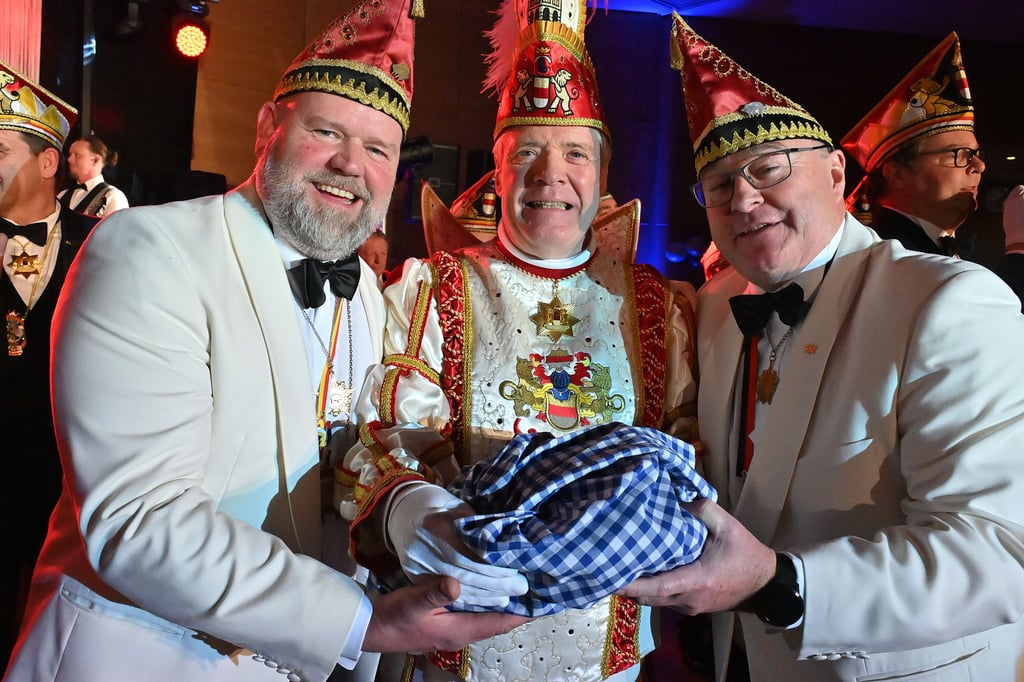 Beim-Ball-der-Schweine-geht-die-Post-ab