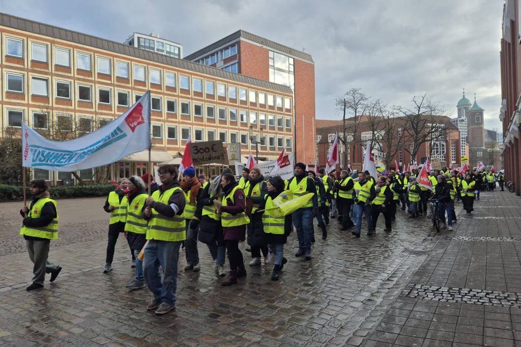 Rund 500 Streikende ziehen lautstark durch die Stadt