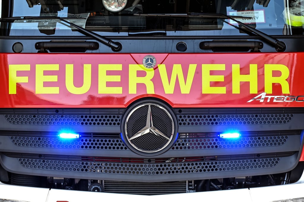 Reisebus-brennt-auf-der-Autobahn