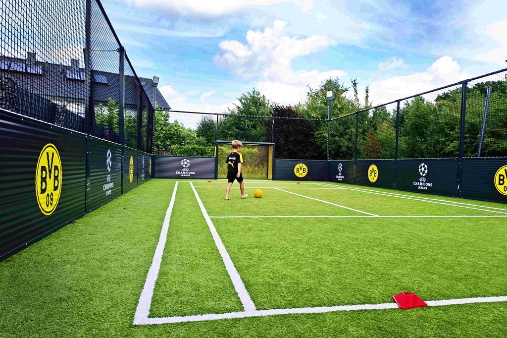 Fußballverrückte Familie soll Spielfeld im Garten wieder abbauen