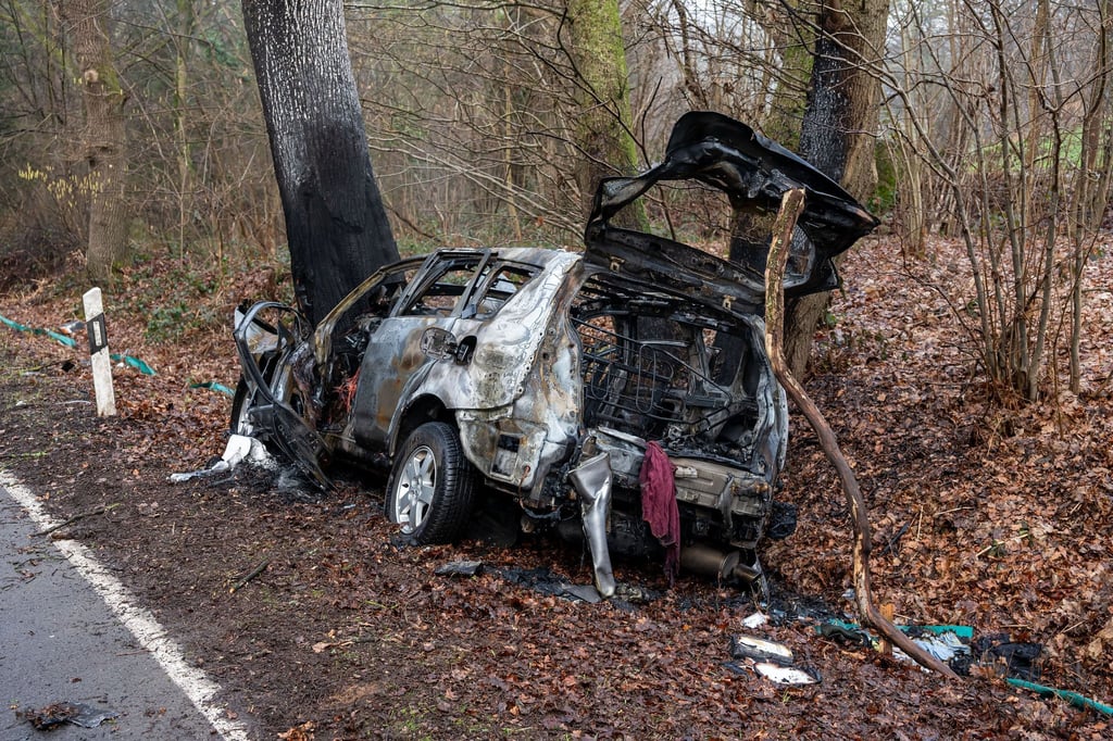 Mann-prallt-mit-Auto-gegen-Baum-Fahrzeug-ausgebrannt