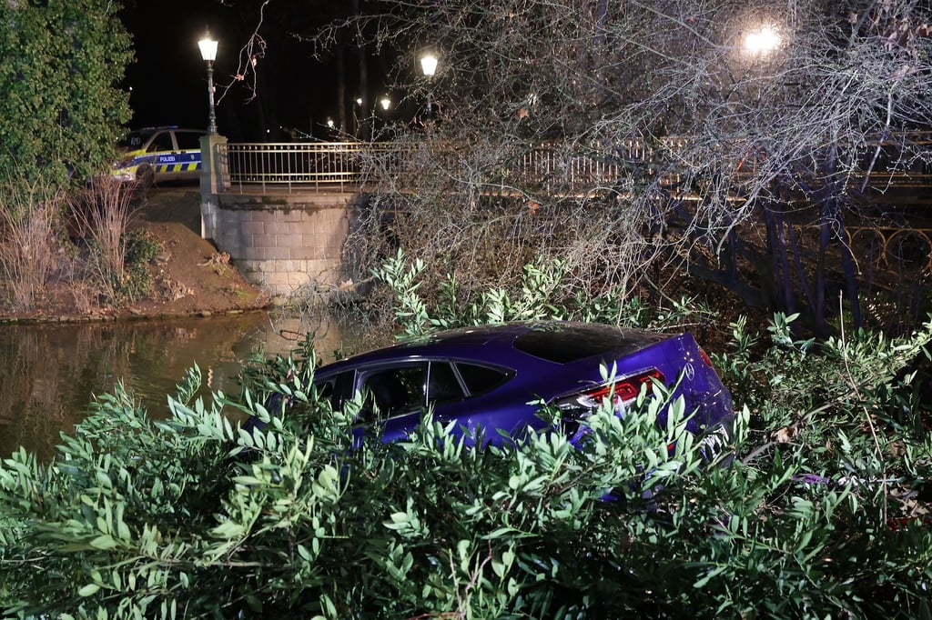 Nach-Unfallserie-mit-f-nf-Verletzten-Auto-landet-im-Teich