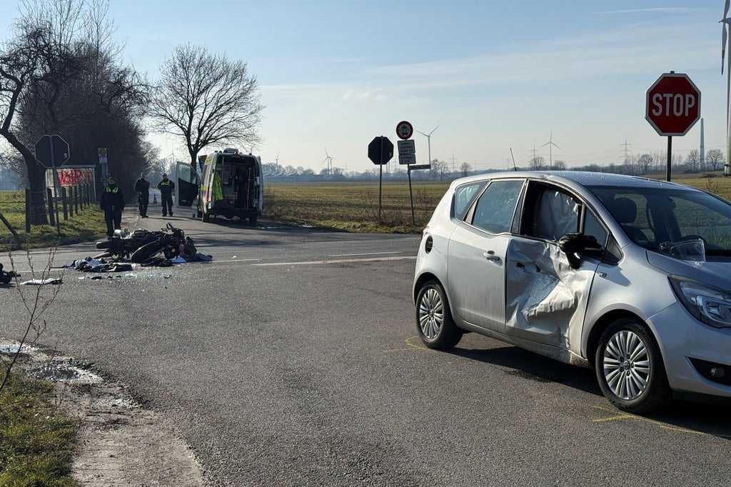 Motorradfahrer-schwer-verletzt-Hubschrauber-im-Einsatz
