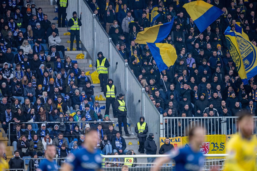 Maskierte Männer greifen Familie in Bielefeld an