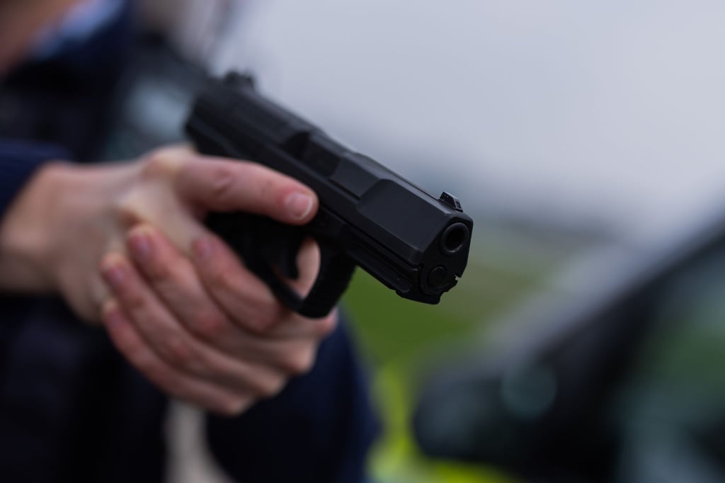 Polizei-verletzt-Mann-t-dlich-mit-Dienstwaffe