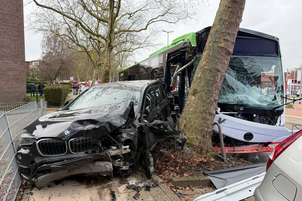 Elf-Verletzte-bei-Unfall-mit-Linienbus