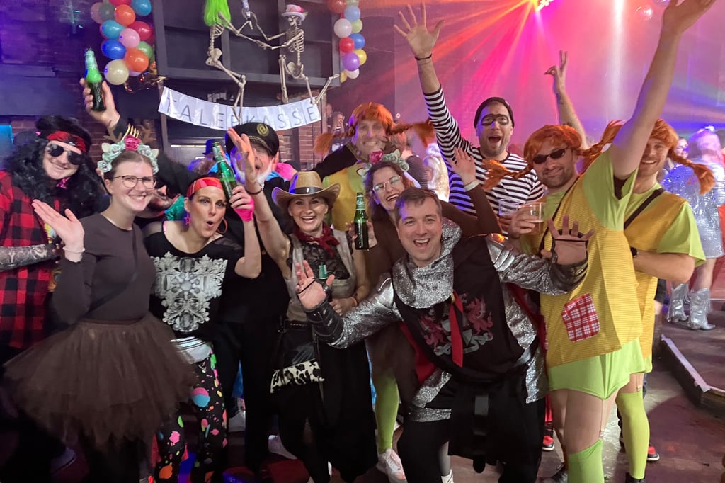 Narren zünden eine Rakete nach der anderen