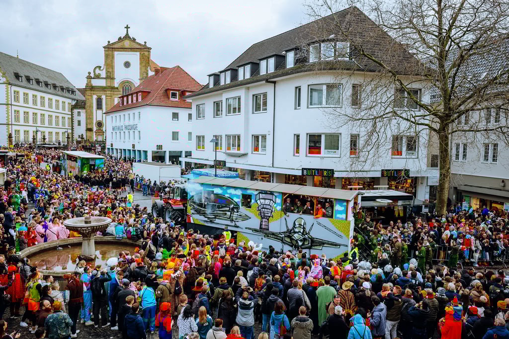 🥳 Karnevals-Ticker: Tausende wollen in Paderborn dem Wetter trotzen