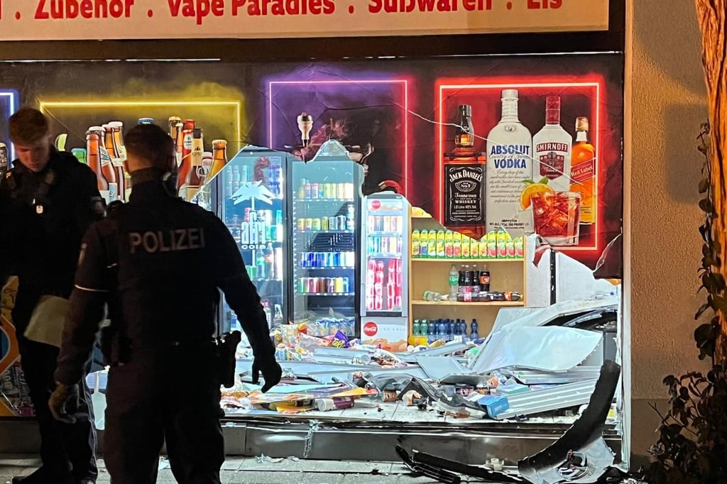 Jugendliche zerren Jungen (12) aus Pizzataxi und krachen in Kiosk