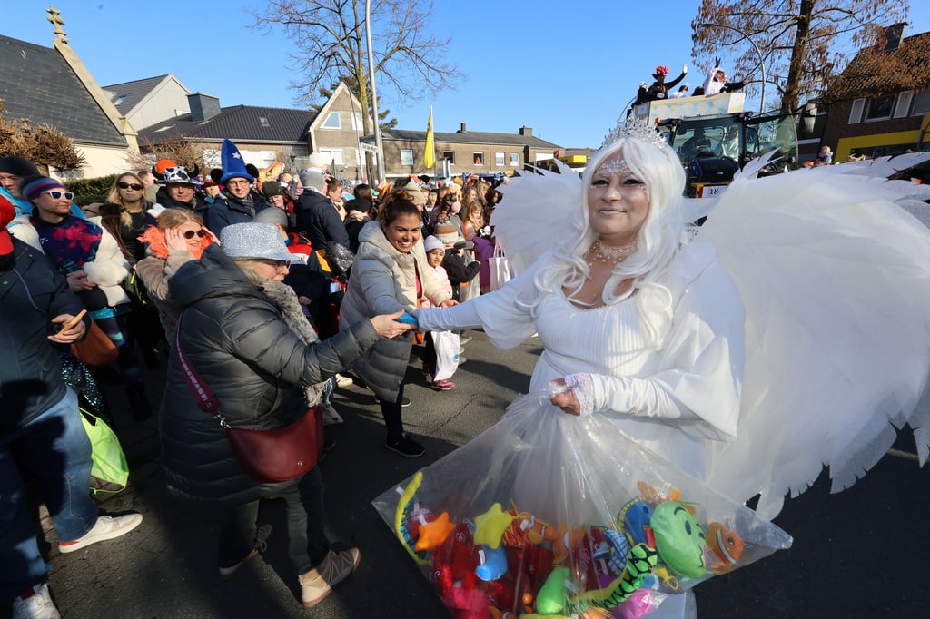 15.000 Jecken feiern auf den Straßen von Amelsbüren