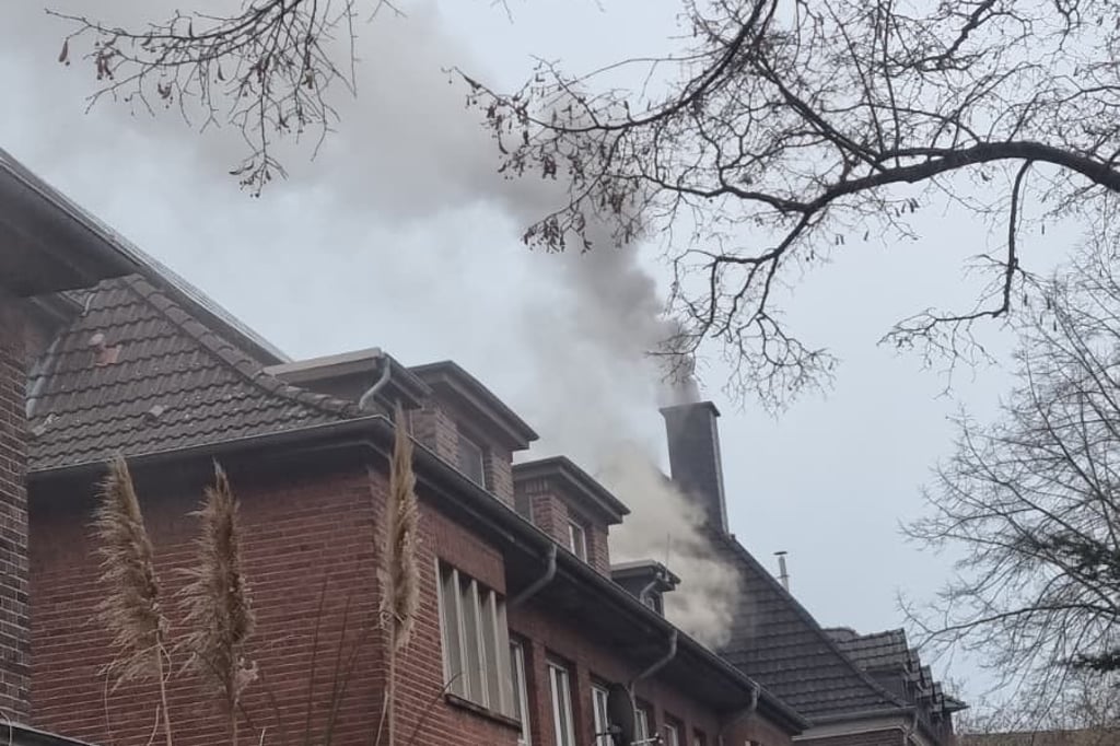 Rauchentwicklung und Knallgeräusche in Eckgebäude