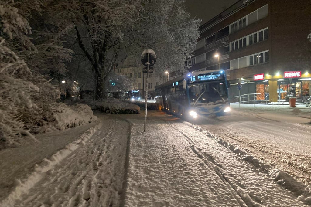 Starker Schneefall in Münster: Winterdienst mit allen Fahrzeugen im Einsatz