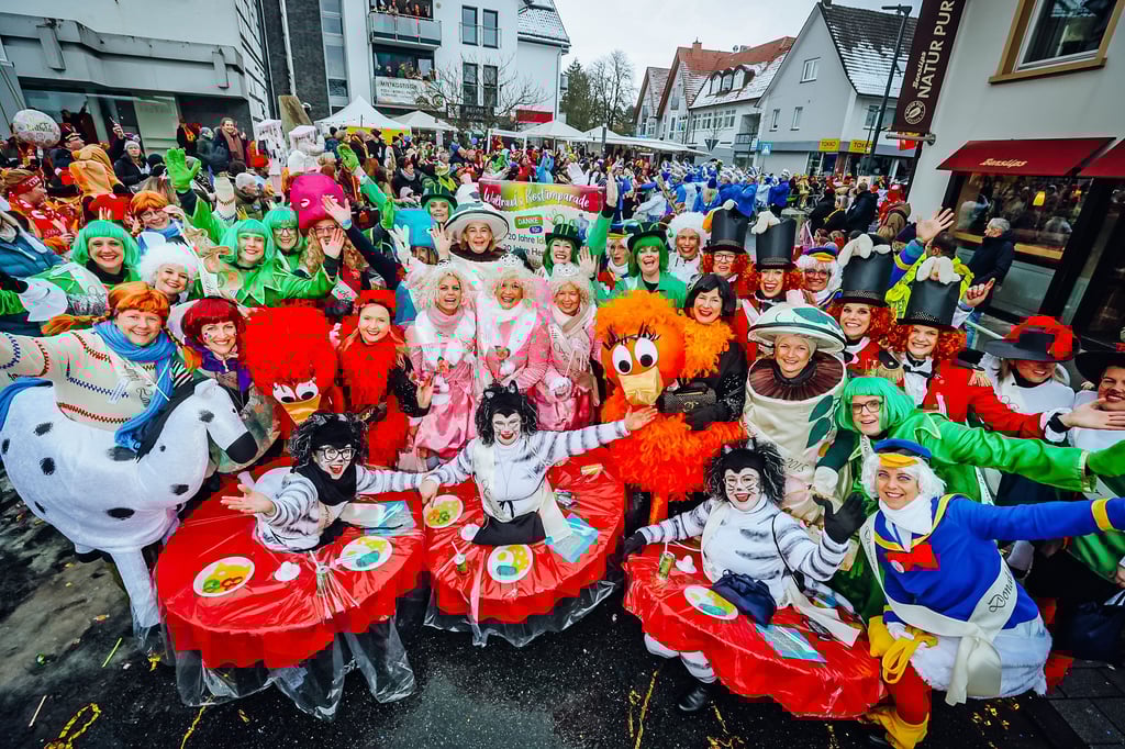 🥳 Karneval-Ticker: Rosenmontagszug in Delbrück trotzt dem Wetter
