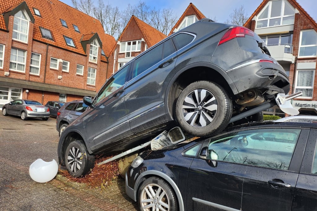 Kurioser Parkunfall: Auto fährt rückwärts auf ein anderes