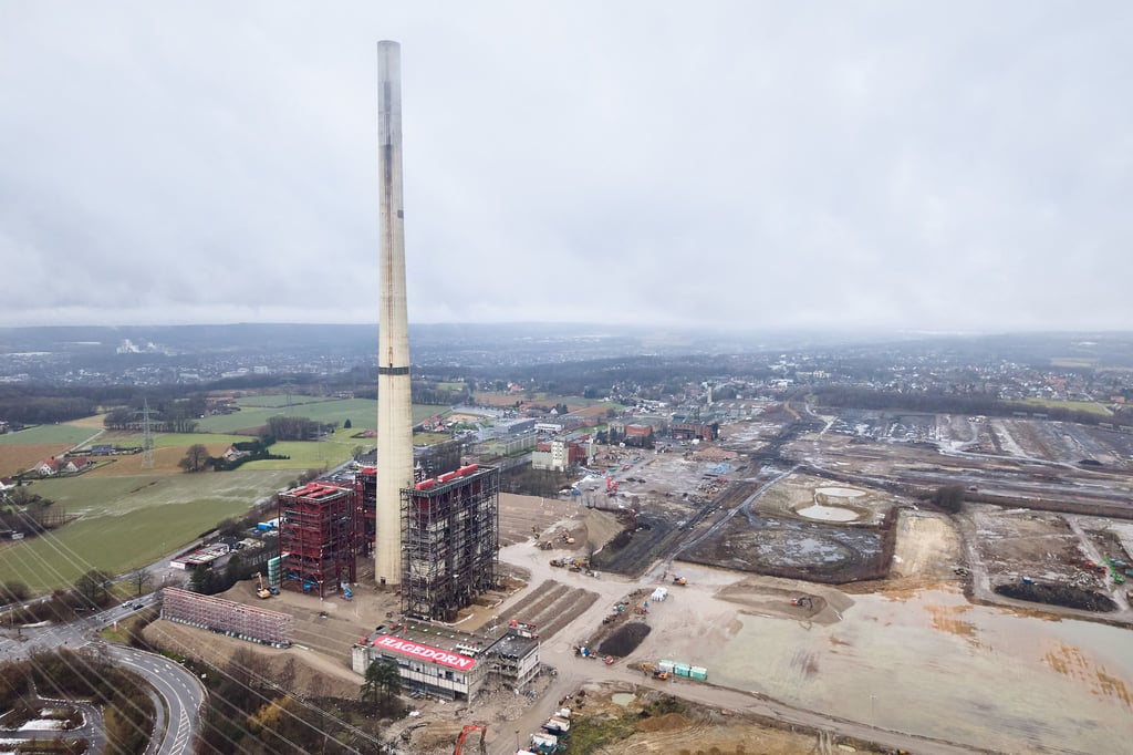 Der Schornstein verschwindet: Sprengung am Kraftwerk in Ibbenbüren