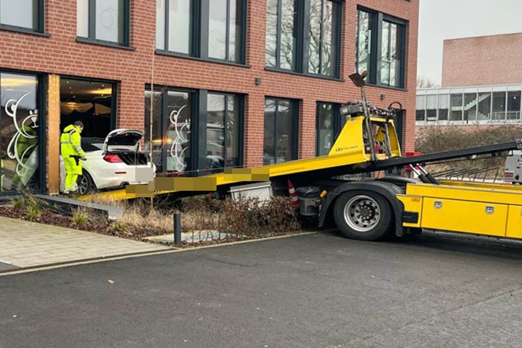 Auto kracht in Wartezimmer einer Zahnarztpraxis – zwei Verletzte