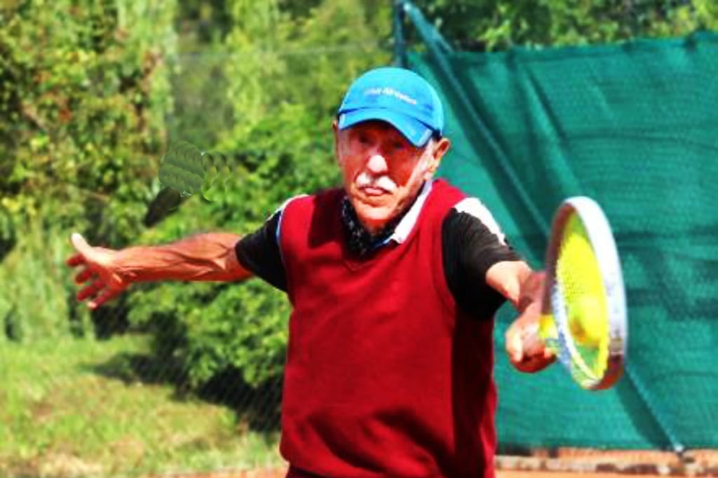 Bad Salzuflen: Rentner (76) tritt mit künstlichem Knie bei Tennis-Meisterschaften an