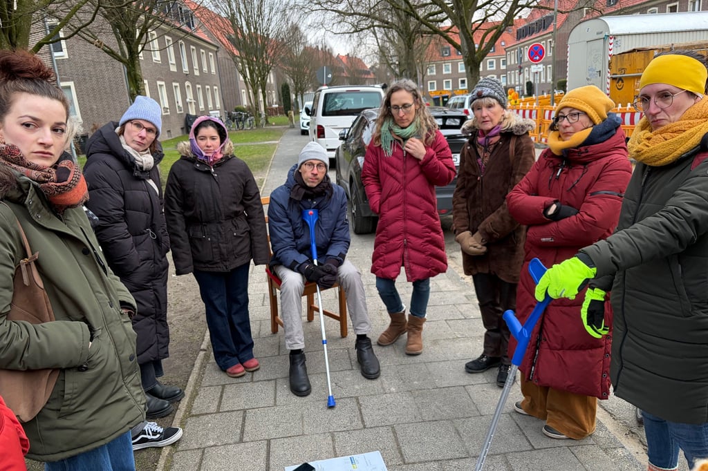 Weniger Parkplätze geplant – Anwohner protestieren in der Kolmarstraße