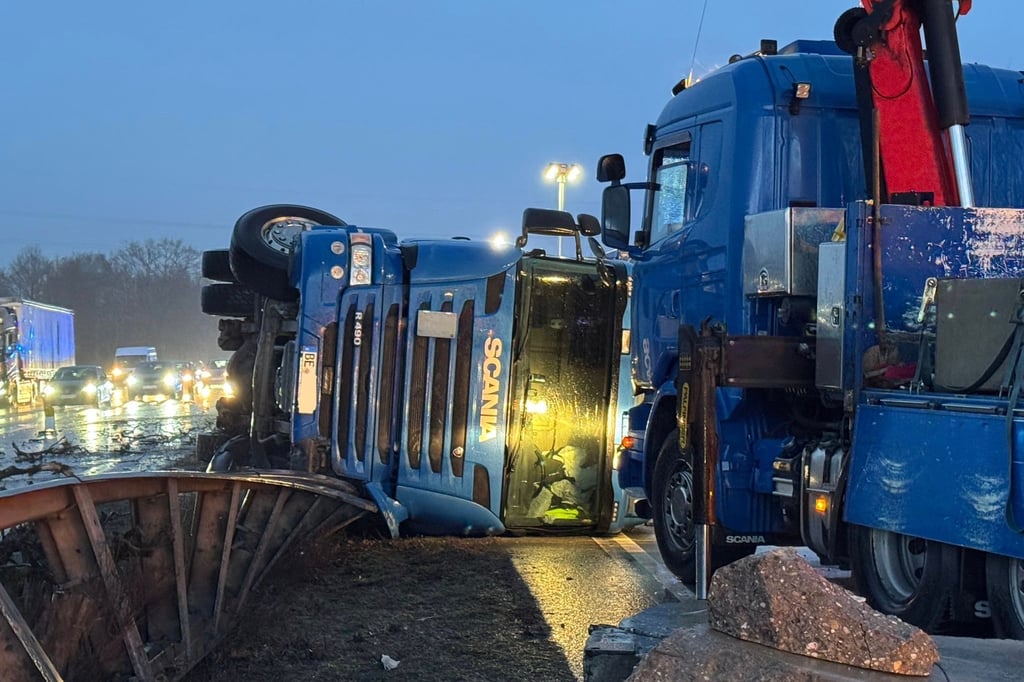 Schwerer Lkw-Unfall auf der A2 zwischen Bielefeld und Gütersloh