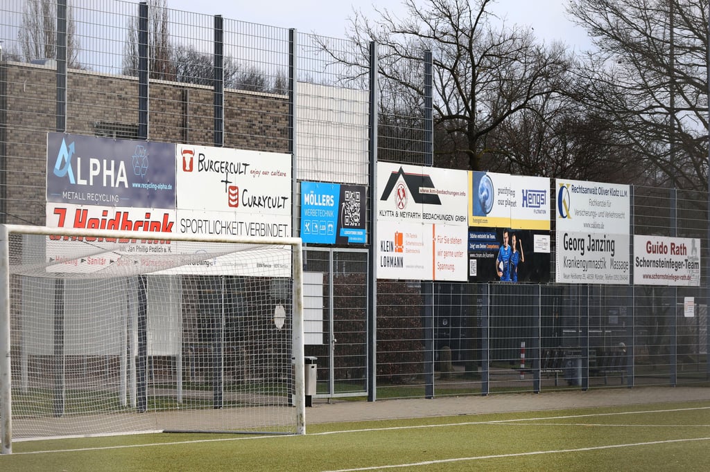 Zu gefährlich? Stadt verbannt Werbebanner von Sportplatz-Zäunen
