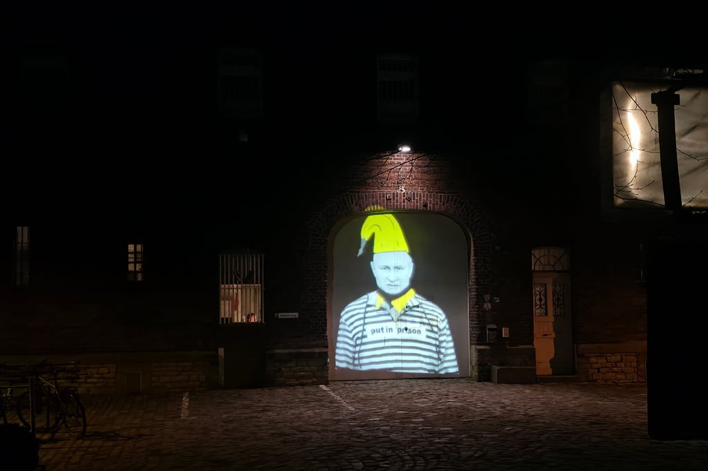 „Put in Prison“ – Bananen-Putin auf JVA-Tor projiziert
