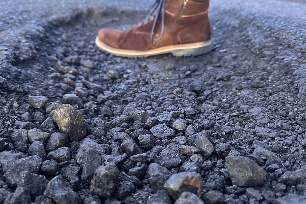 Knall bei Tempo 70: Wenn das Schlagloch zur Kostenfalle wird