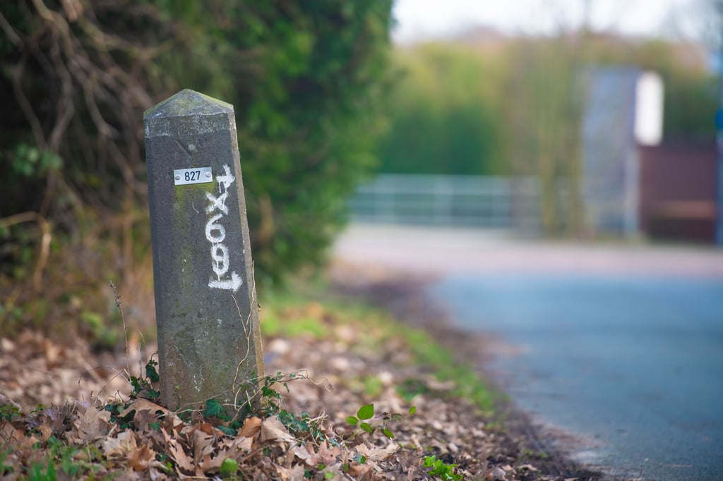 Warum Kreis-Mitarbeiter schiefe Grenzsteine suchen