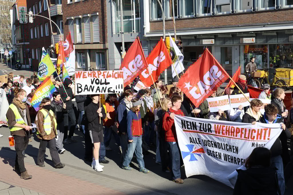 Schüler gehen gegen Wehrpflicht auf die Straße