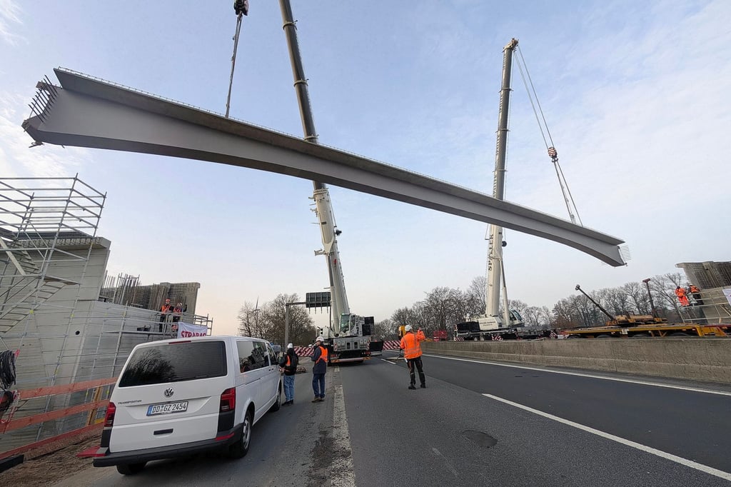 Kräne heben tonnenschwere Brückenteile über die A1 bei Lengerich